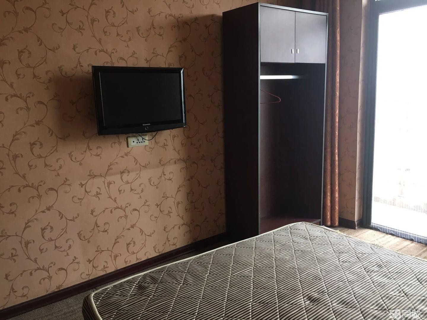 國貿(mào)大廈一室一廳一衛(wèi) 客廳帶飄窗 有陽臺 售價19萬