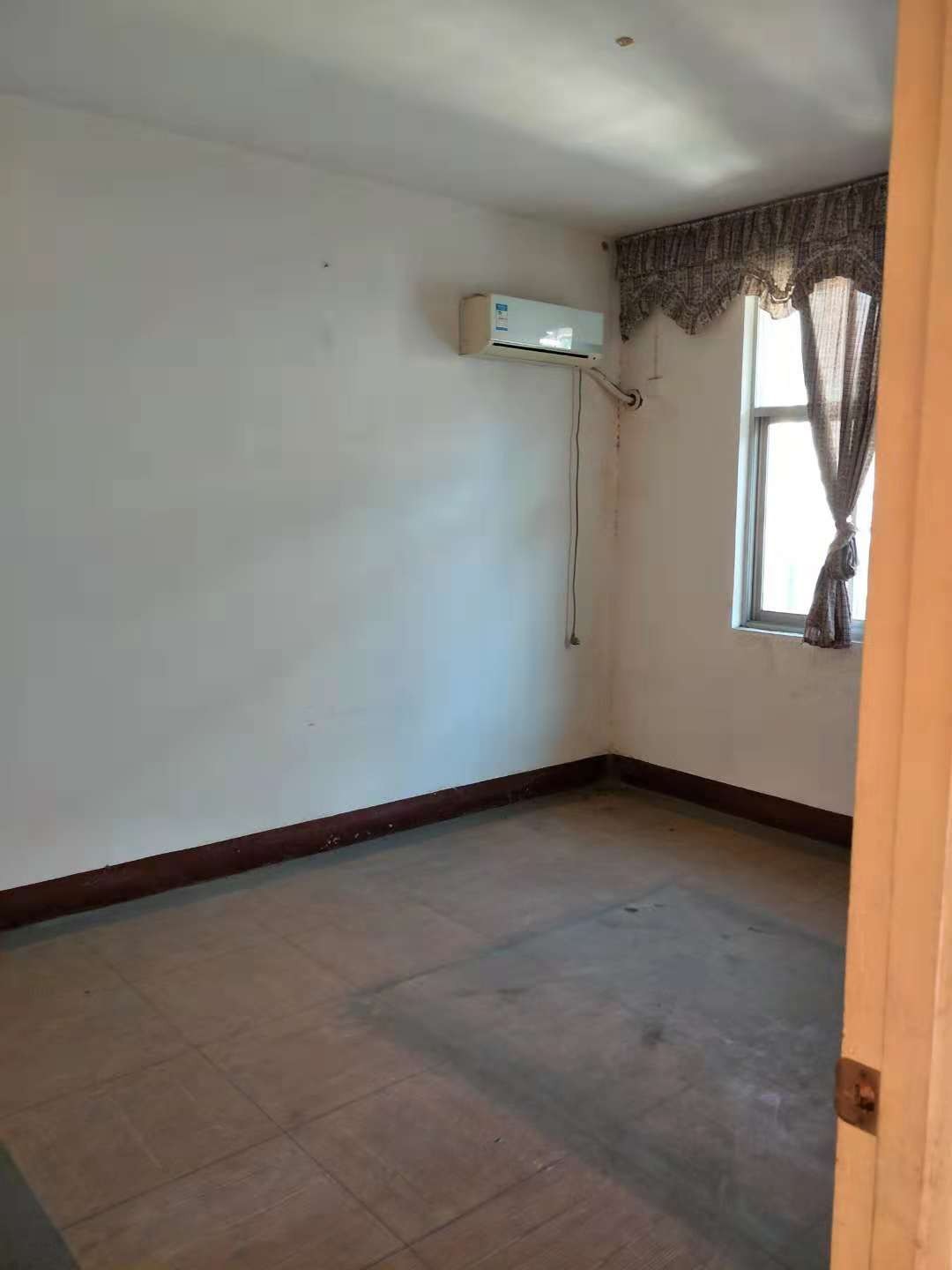 城中城二室二廳一衛(wèi)，701/7簡裝，面積96平，兩證滿五，售價35萬