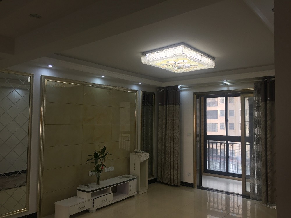 孝感市孝南區(qū)董永路三室兩廳兩衛(wèi)大陽臺電梯精裝房出租