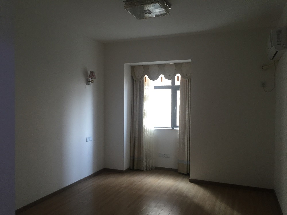 孝感市孝南區(qū)董永路三室兩廳兩衛(wèi)大陽臺電梯精裝房出租