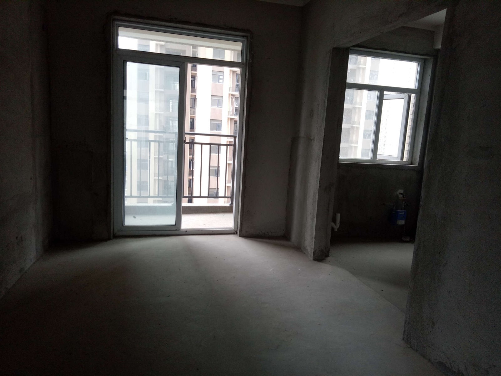 E50賽達康城三室二廳二衛(wèi)11/32樓毛坯面積121平米不動產(chǎn)證售價：85萬