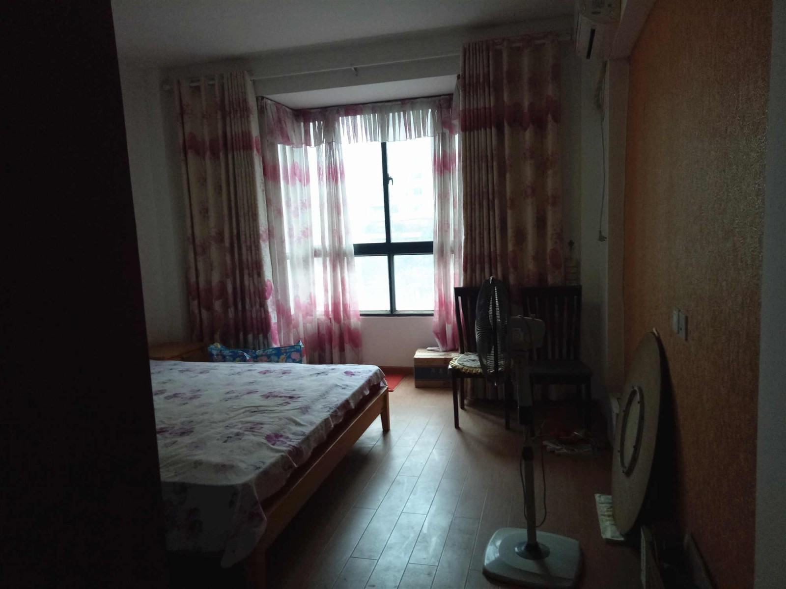 D1193蔚蓝新都4/7精装3/2/2一楼有10平米的储藏室131.6平米售价118万