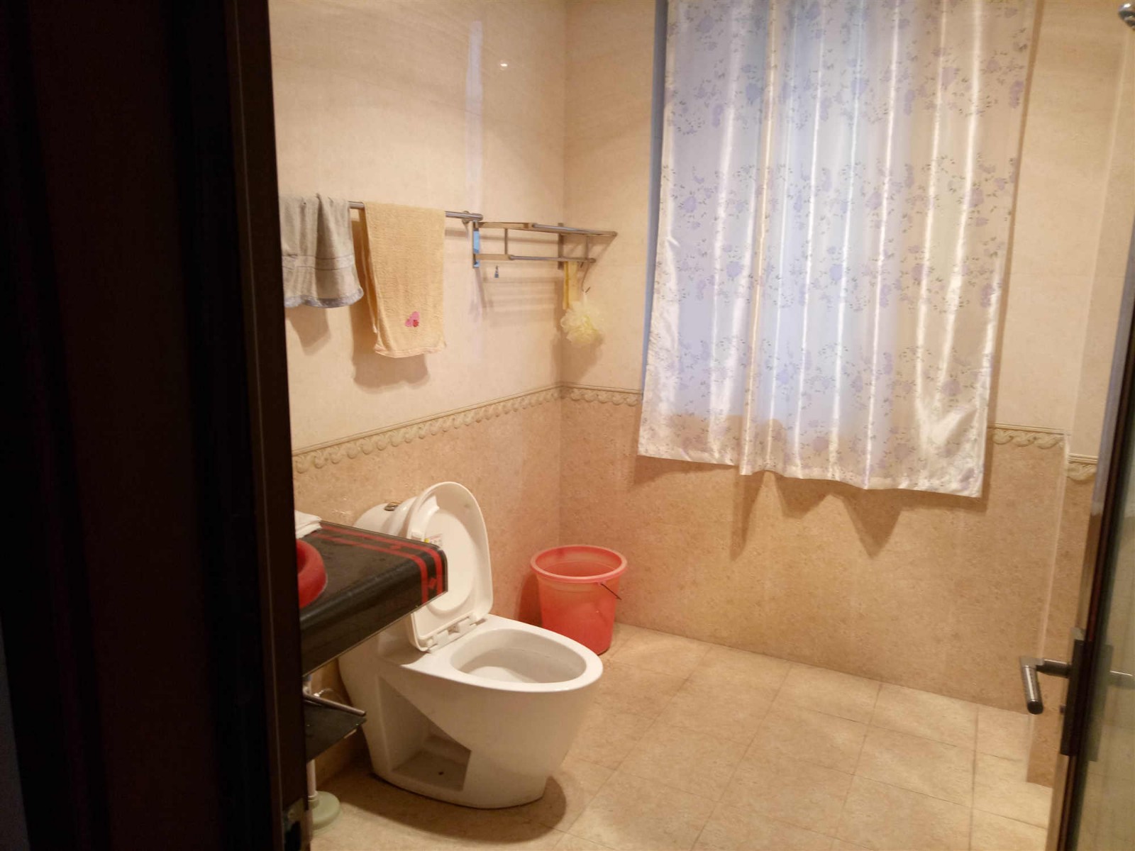 D1193蔚蓝新都4/7精装3/2/2一楼有10平米的储藏室131.6平米售价118万