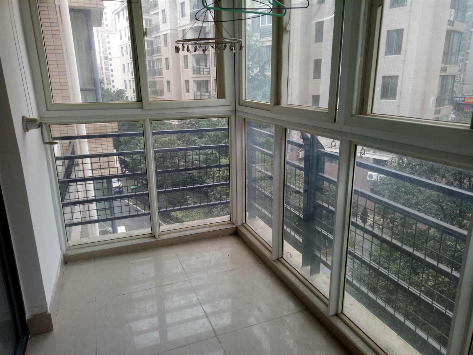 D1193蔚蓝新都4/7精装3/2/2一楼有10平米的储藏室131.6平米售价118万