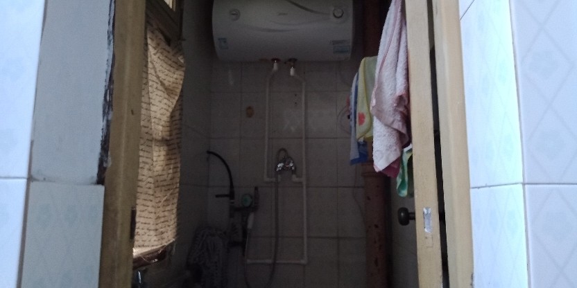 A3222大東門單位房5/7簡裝二室兩證滿五64.4平米售價20萬