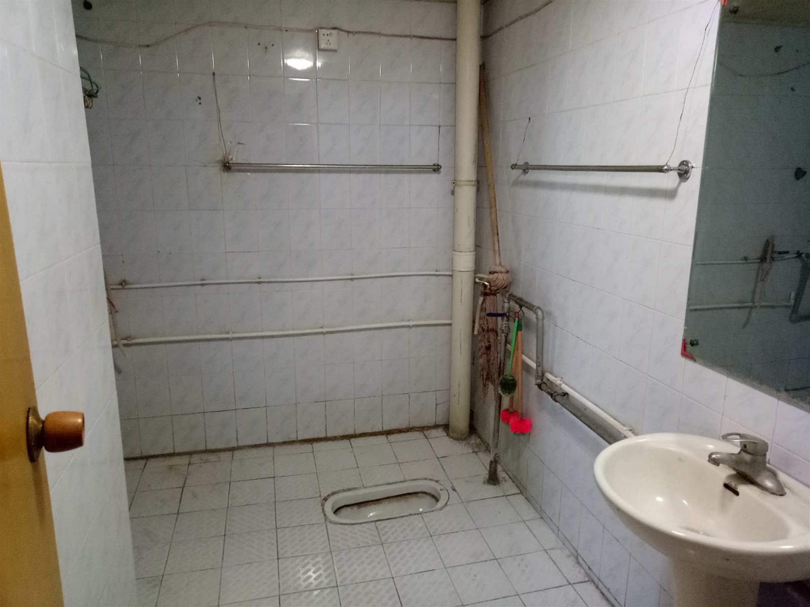 A3570建設(shè)路軍轉(zhuǎn)小區(qū)3/2/13/7簡裝兩證滿五面積95平售價(jià)45萬