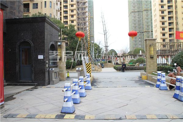 2019022519090496394qrjvdp.jpg 小區(qū)大門.jpg