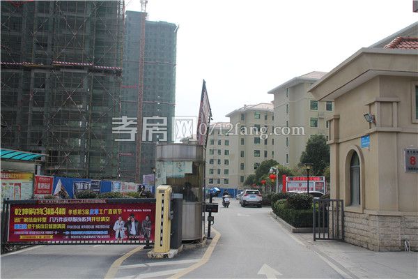 小區(qū)入口.jpg