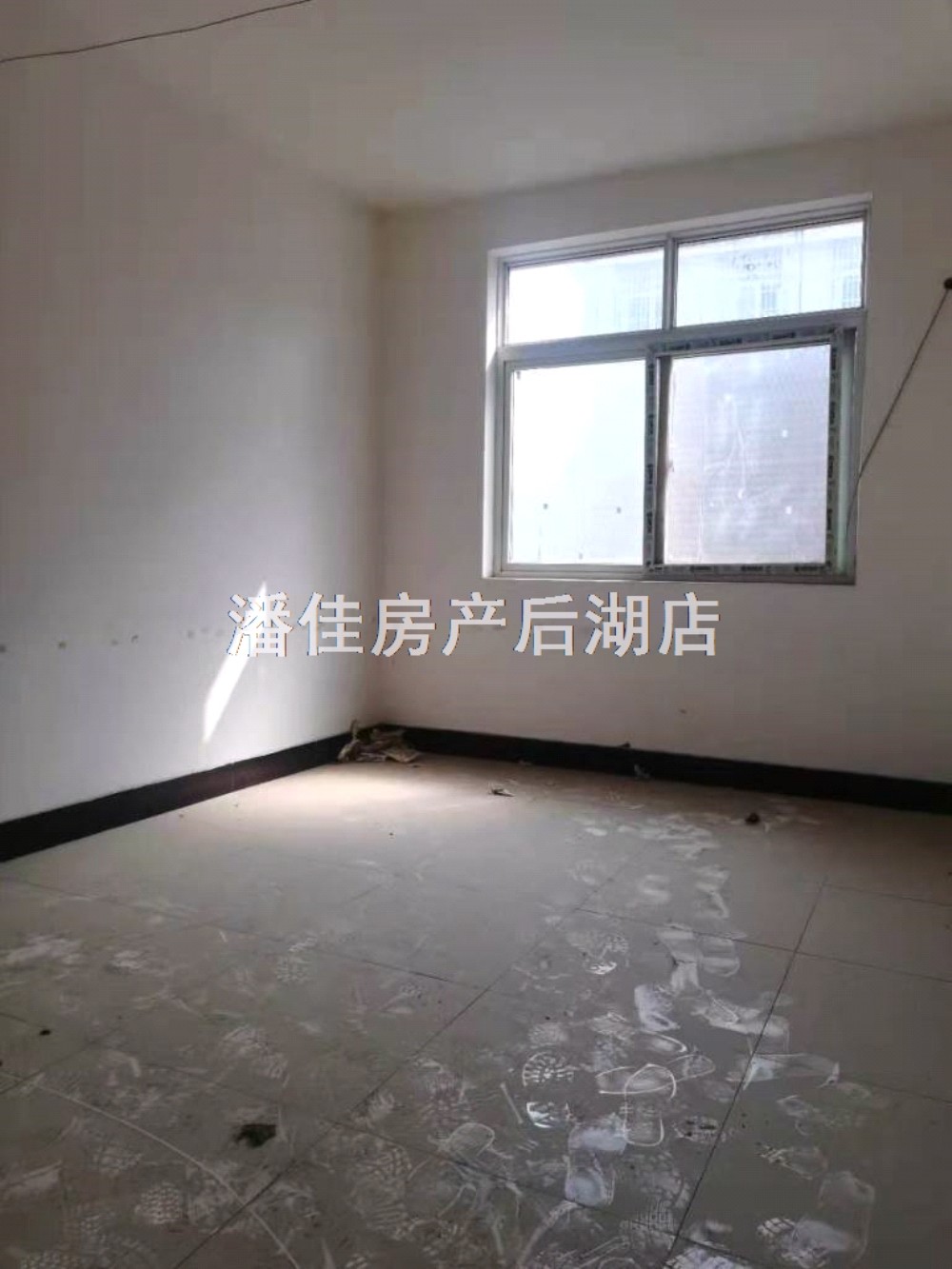 毛坯房錦繡后湖3室2廳2衛(wèi)中間樓層66萬滿二