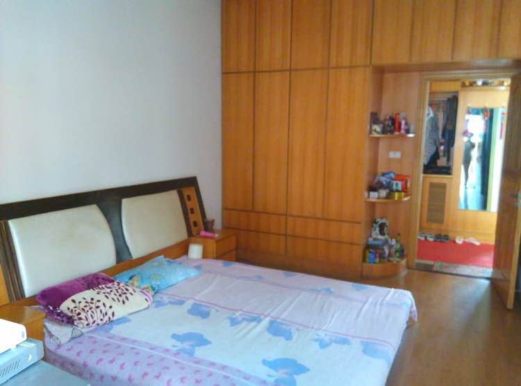 城區(qū)農(nóng)房小區(qū)3室2廳2衛(wèi)136平米 能過戶