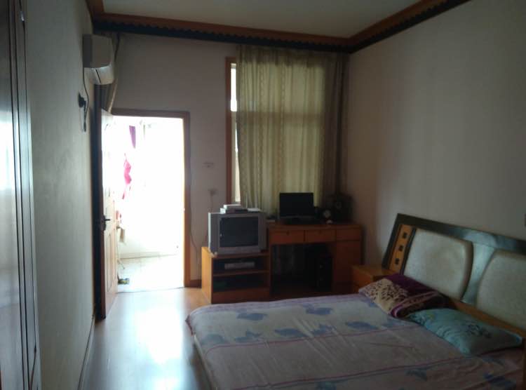 城區(qū)農(nóng)房小區(qū)3室2廳2衛(wèi)136平米 能過戶