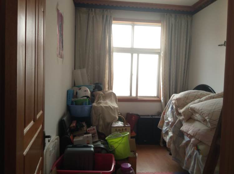 城區(qū)農(nóng)房小區(qū)3室2廳2衛(wèi)136平米 能過戶