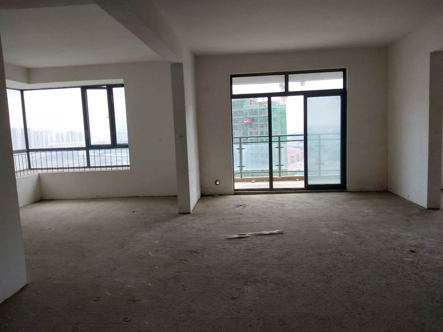 濱湖天地總價(jià)超低四房，毛坯房，老證，總價(jià)115萬 。性價(jià)比很高