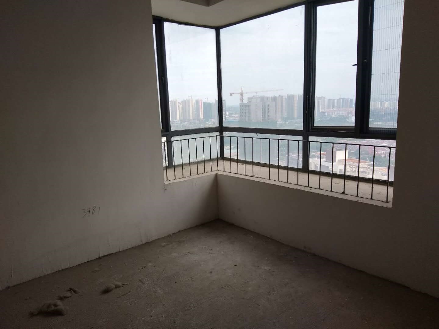 濱湖天地總價(jià)超低四房，毛坯房，老證，總價(jià)115萬(wàn)。性價(jià)比很高