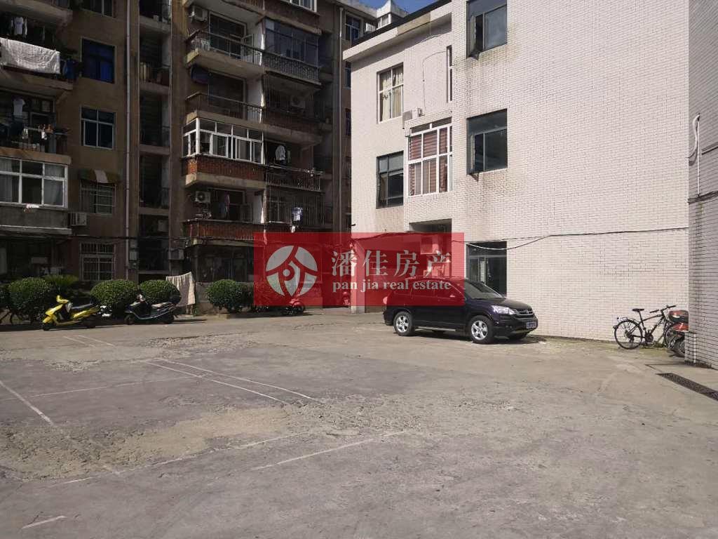 【潘佳房產(chǎn)推薦】長征路與交通路交匯處工行宿舍5/6樓67㎡簡裝30萬！有院子停車方便