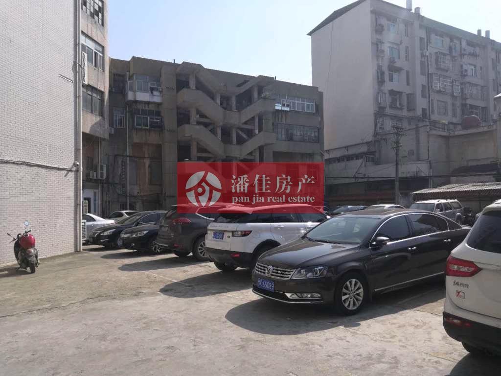 【潘佳房產(chǎn)推薦】長征路與交通路交匯處工行宿舍5/6樓67㎡簡裝30萬！有院子停車方便