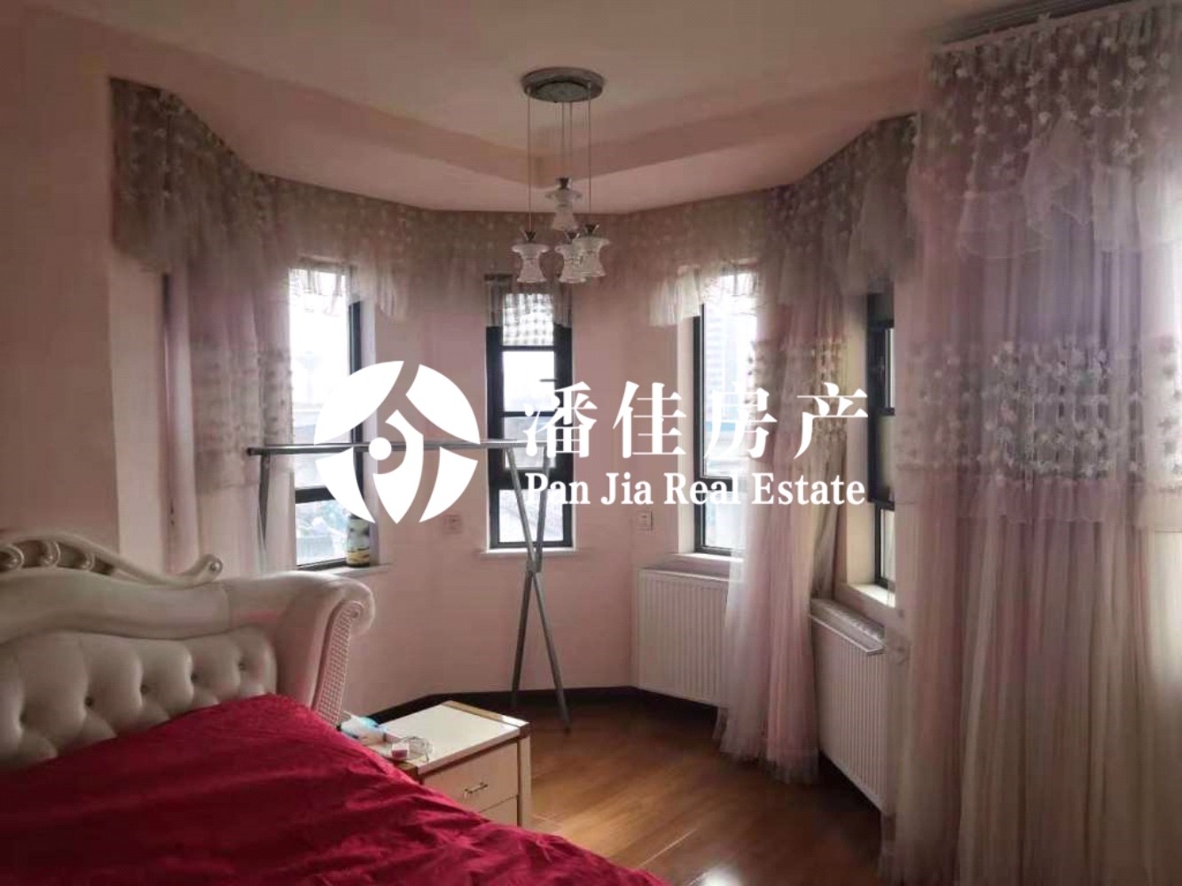 【潘佳房產(chǎn)推薦】【滿二翡翠名都1期137平米中層精裝保持很新帶地暖110萬】