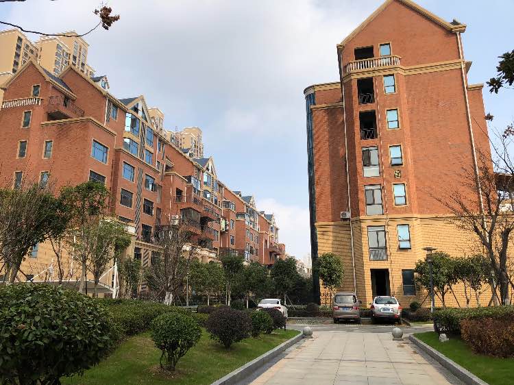 108平，靠近萬(wàn)達(dá)廣場(chǎng)，三室兩廳一衛(wèi)，可做倉(cāng)庫(kù)