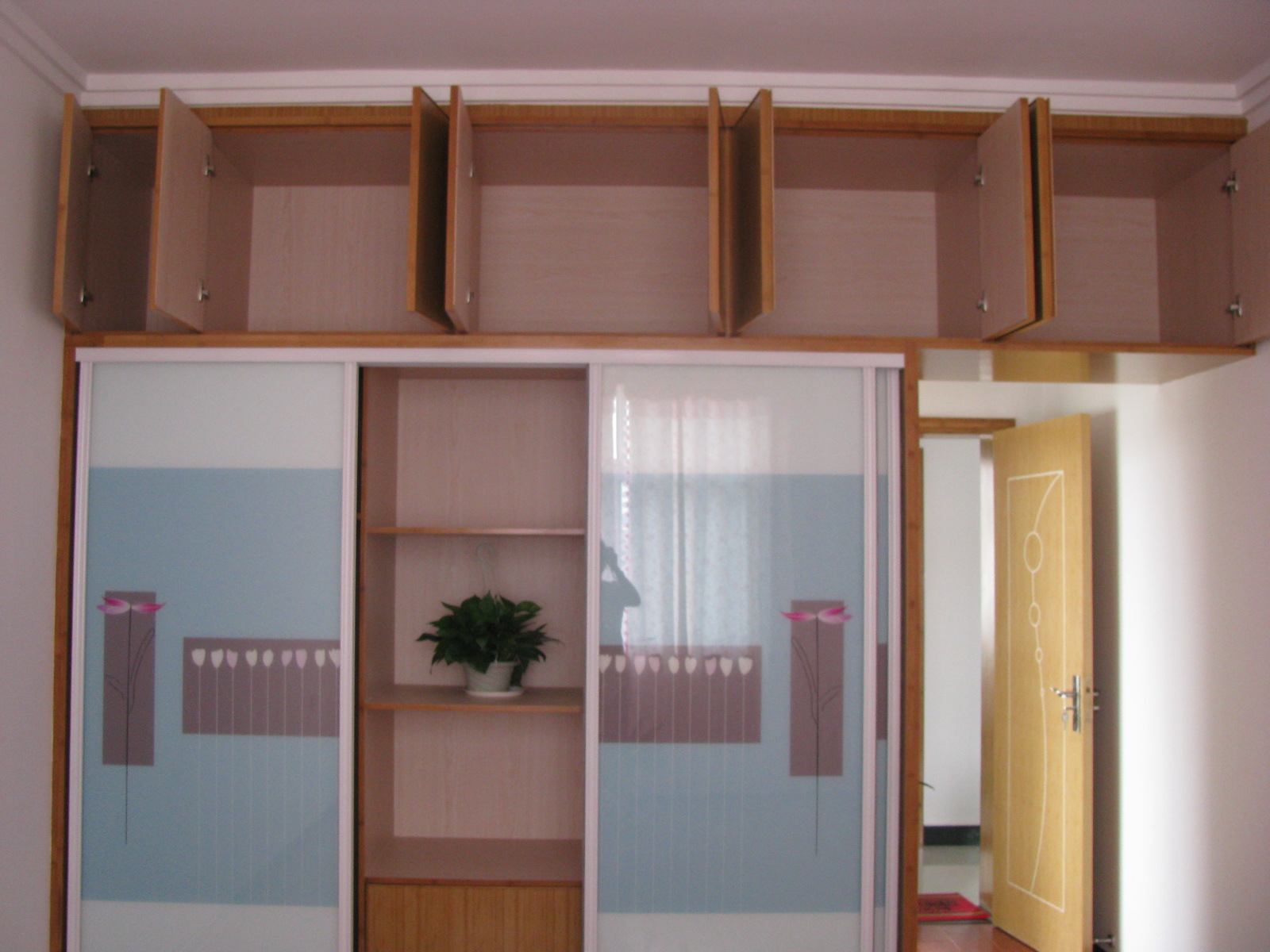 大潤發(fā)斜對面精裝修房出售，房型好，價格低