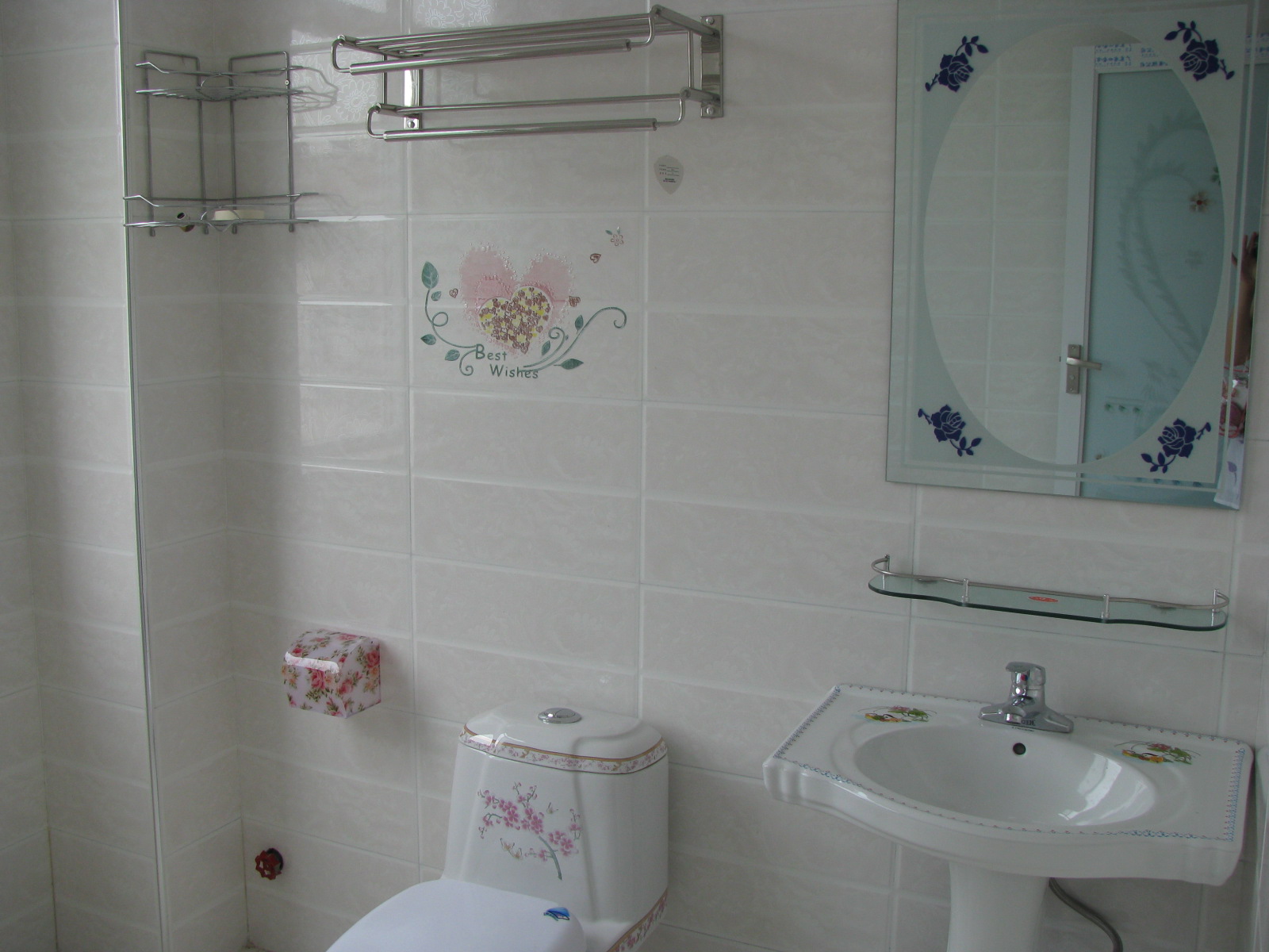 大潤發(fā)斜對面精裝修房出售，房型好，價格低