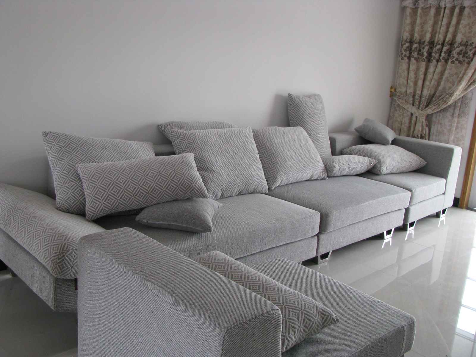 大潤發(fā)斜對面精裝修房出售，房型好，價格低