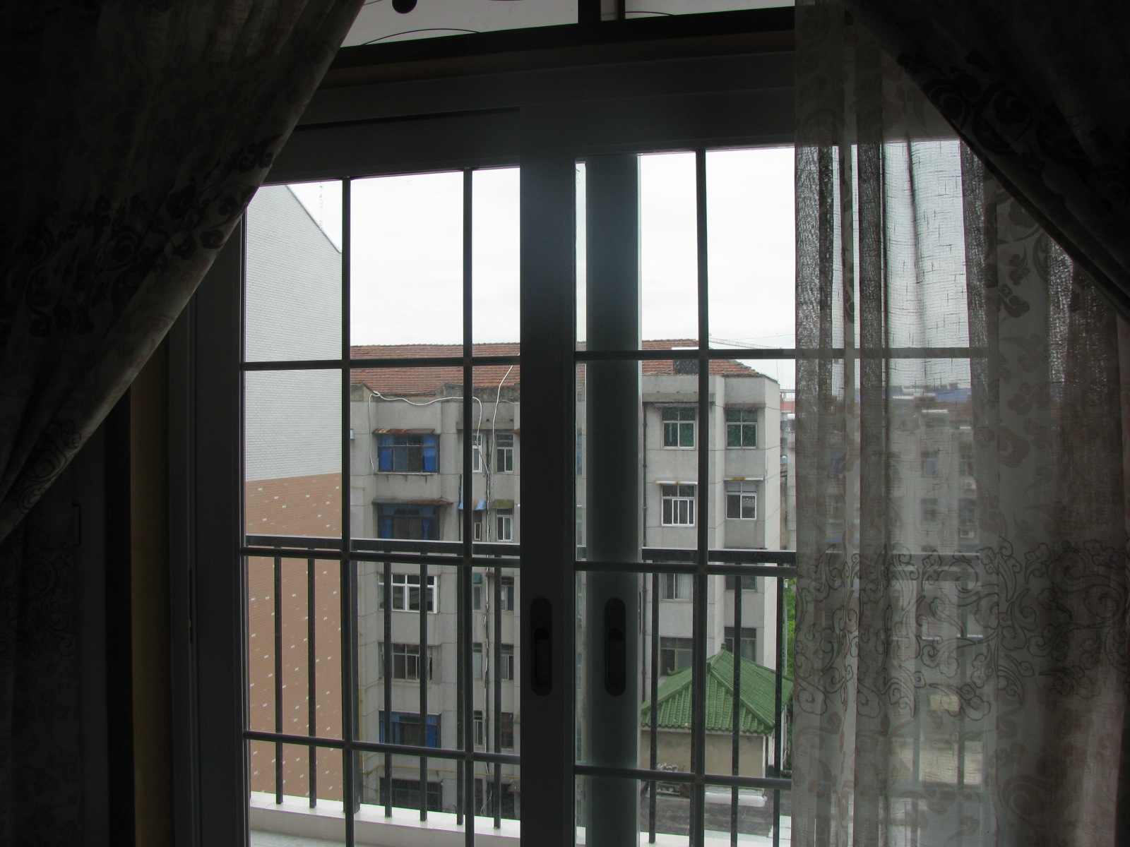 大潤發(fā)斜對面精裝修房出售，房型好，價格低