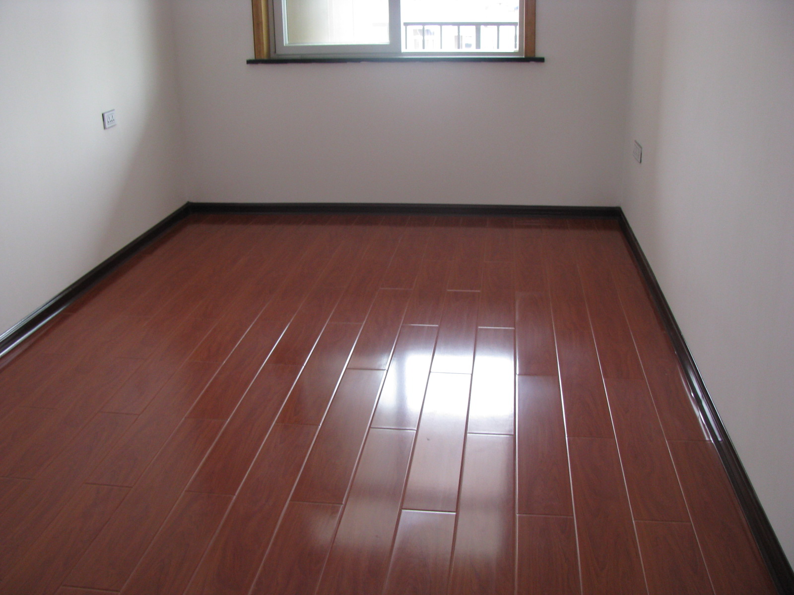 大潤發(fā)斜對面精裝修房出售，房型好，價格低