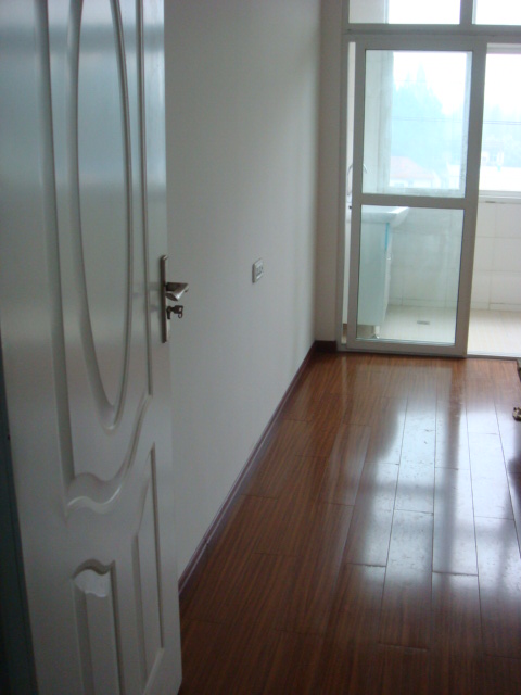 火車站對(duì)面艷陽(yáng)天隔壁八一小區(qū)