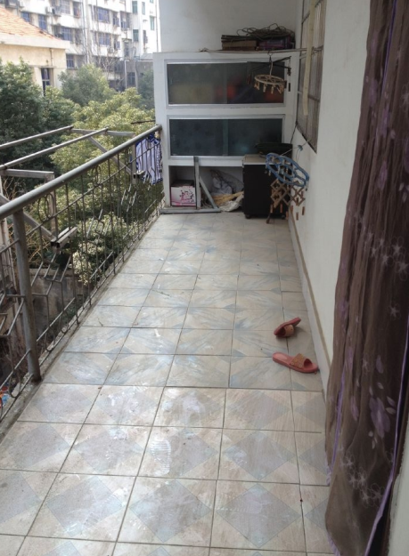 A1620園林路【經(jīng)緯樓單位房】中裝實(shí)際有130平米送小車庫(kù)