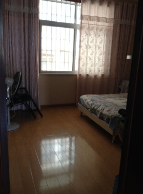 A1620園林路【經(jīng)緯樓單位房】中裝實(shí)際有130平米送小車庫(kù)