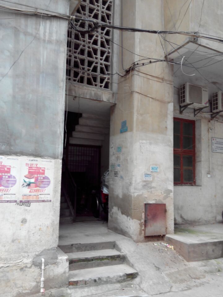 C113文化東路單位房 三室  4/5 簡(jiǎn)裝  帶一個(gè)轉(zhuǎn)角陽臺(tái) 122平米  42萬 