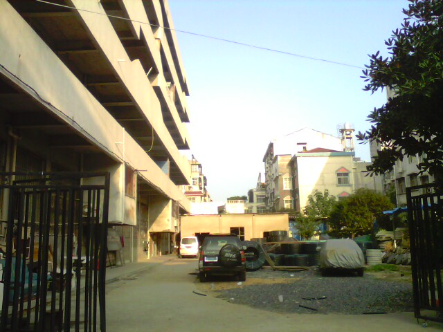 底面積700平共五層樓加相連800平空地整體出售(共800萬)