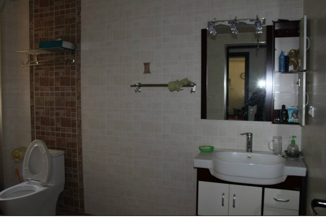 A873北辰花園三室二廳二衛(wèi)2/6精裝南北朝向兩證滿二面積：137平米售價(jià)：53萬有照片