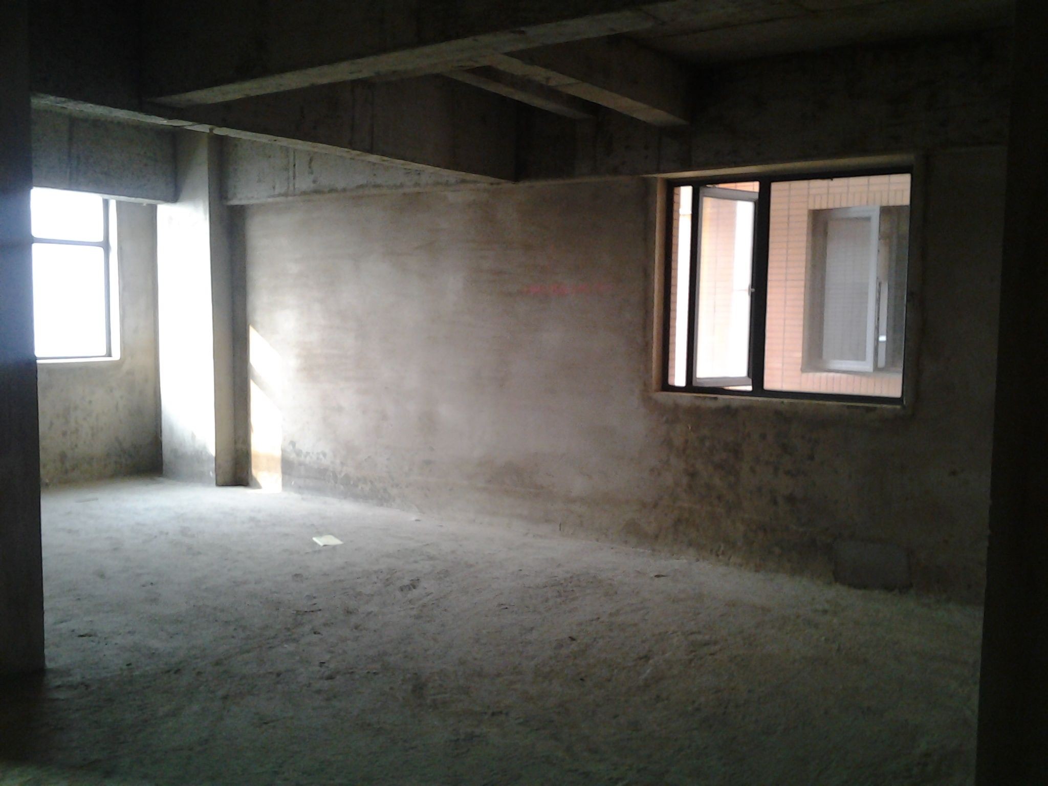 A941北大鴻城二室二廳一衛(wèi)15/20毛坯東西朝向兩證辦理中面積：88平米售價(jià)：32萬(wàn)有照片