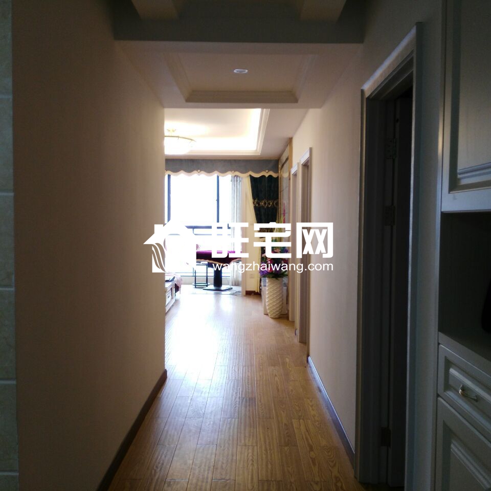 高檔小區(qū)星河天街,精裝拎包入住,購(gòu)物就在家門口,交通出行方便