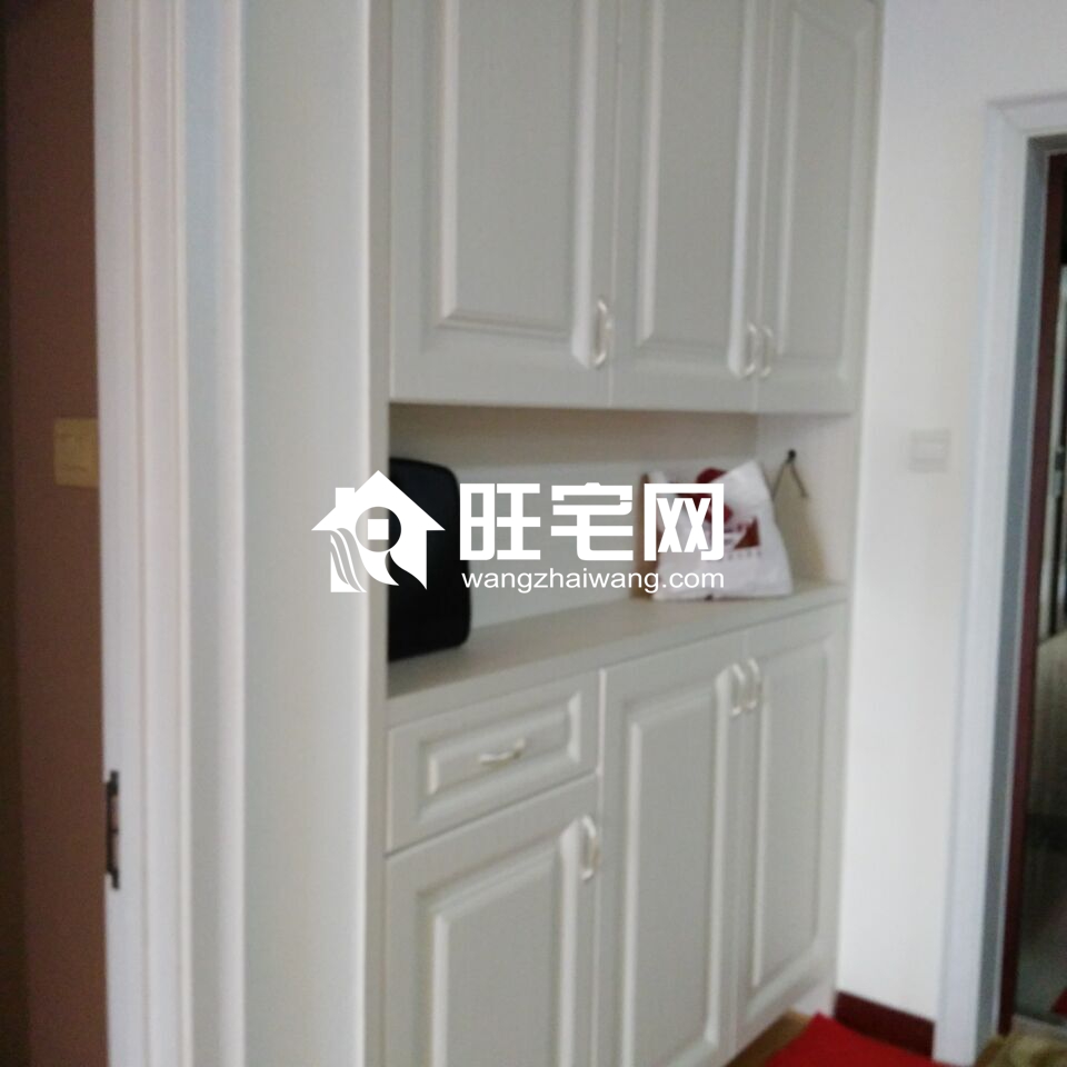 高檔小區(qū)星河天街,精裝拎包入住,購(gòu)物就在家門口,交通出行方便