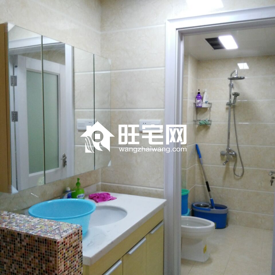 高檔小區(qū)星河天街,精裝拎包入住,購(gòu)物就在家門口,交通出行方便