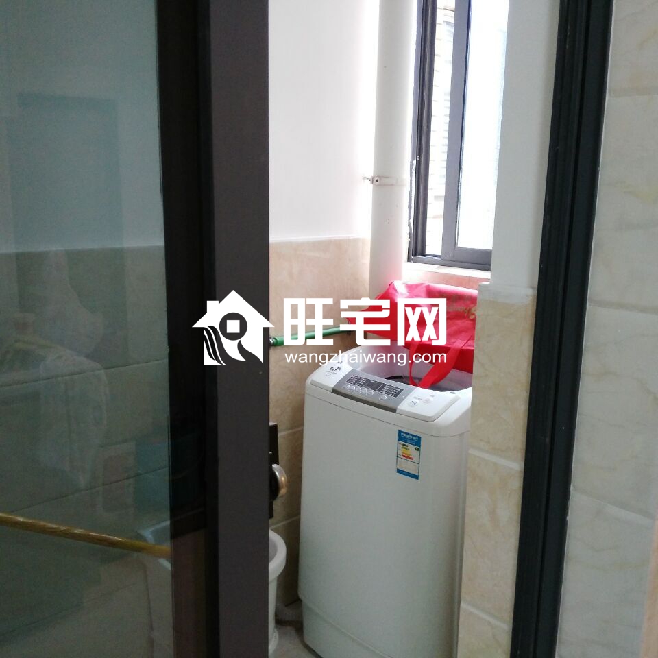 高檔小區(qū)星河天街,精裝拎包入住,購(gòu)物就在家門口,交通出行方便