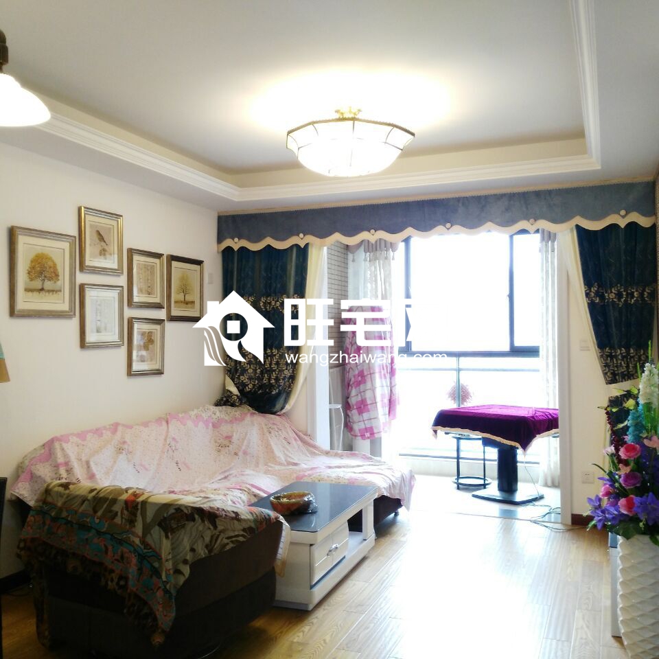 高檔小區(qū)星河天街,精裝拎包入住,購(gòu)物就在家門口,交通出行方便