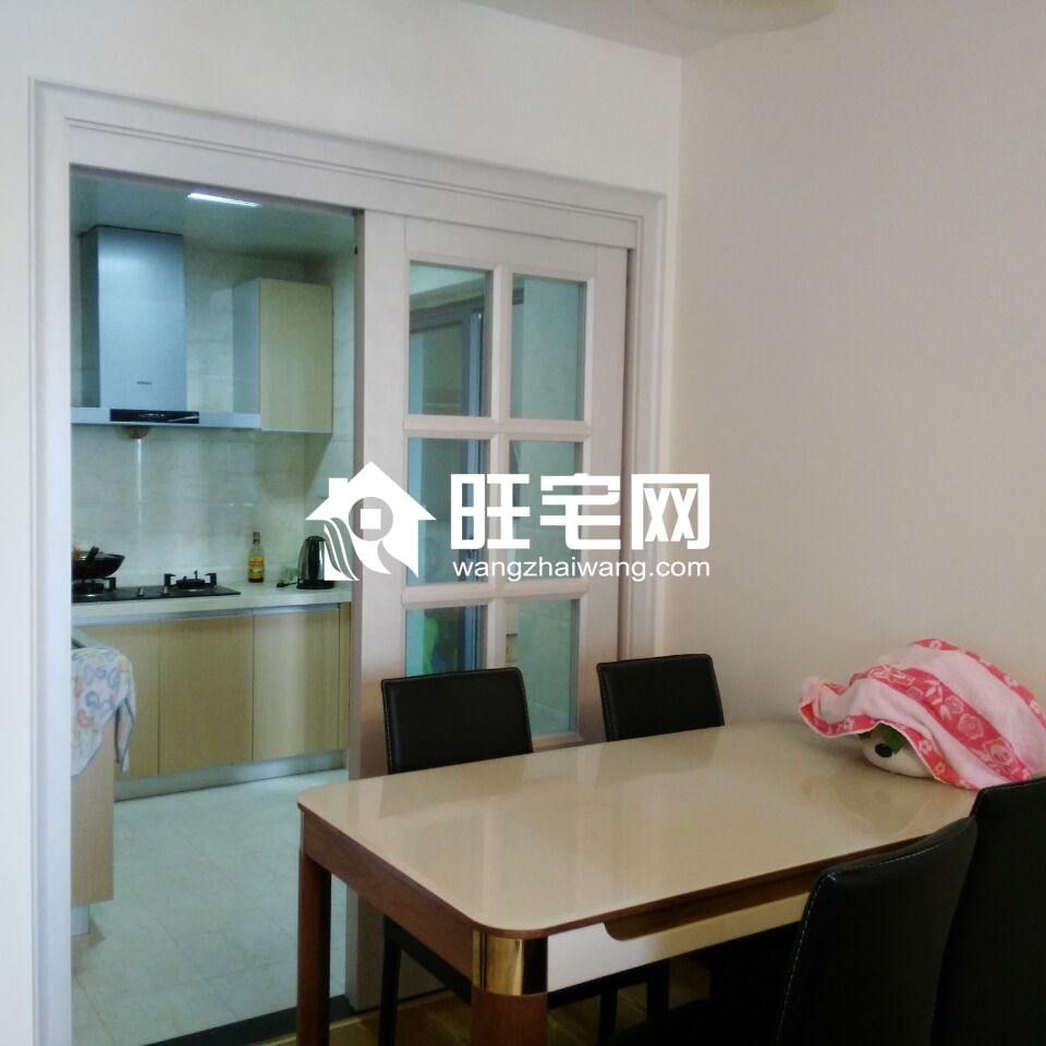 高檔小區(qū)星河天街,精裝拎包入住,購(gòu)物就在家門口,交通出行方便