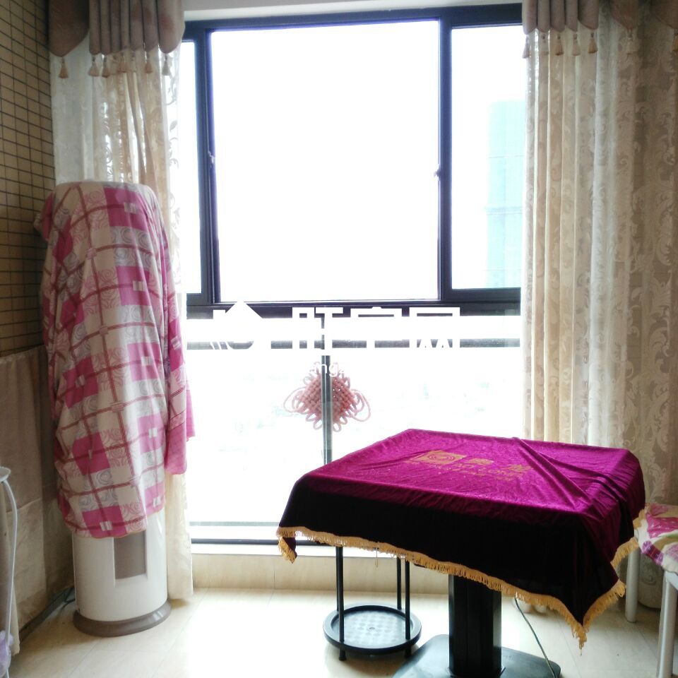 高檔小區(qū)星河天街,精裝拎包入住,購(gòu)物就在家門口,交通出行方便