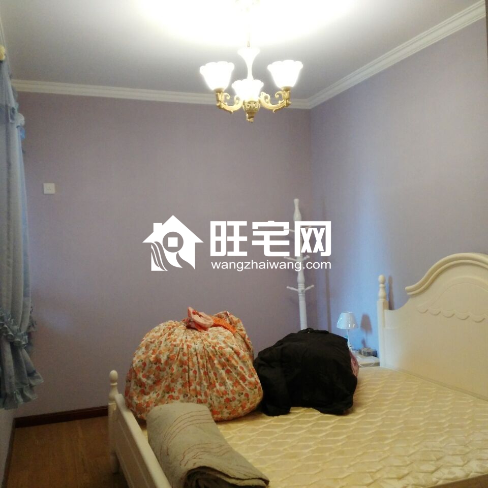 高檔小區(qū)星河天街,精裝拎包入住,購(gòu)物就在家門口,交通出行方便