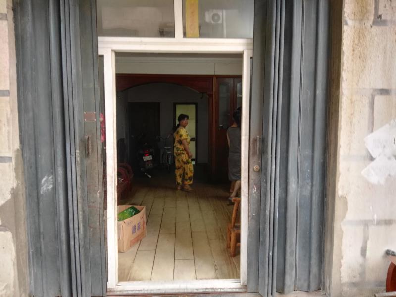 养老首选,无楼梯,进出方便.自带储物间.