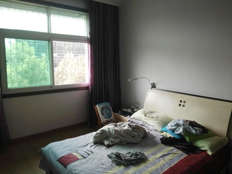  房,商圈 ,好房急售. 看房.一楼带储藏室.