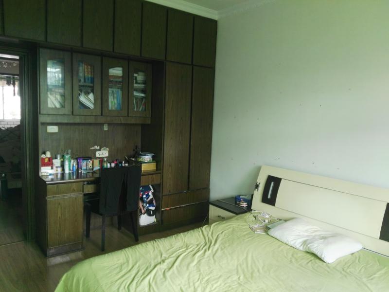  房,商圈 ,好房急售. 看房.一楼带储藏室.