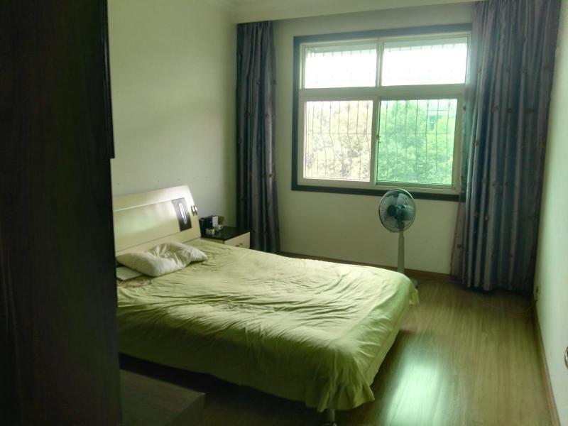  房,商圈 ,好房急售. 看房.一楼带储藏室.