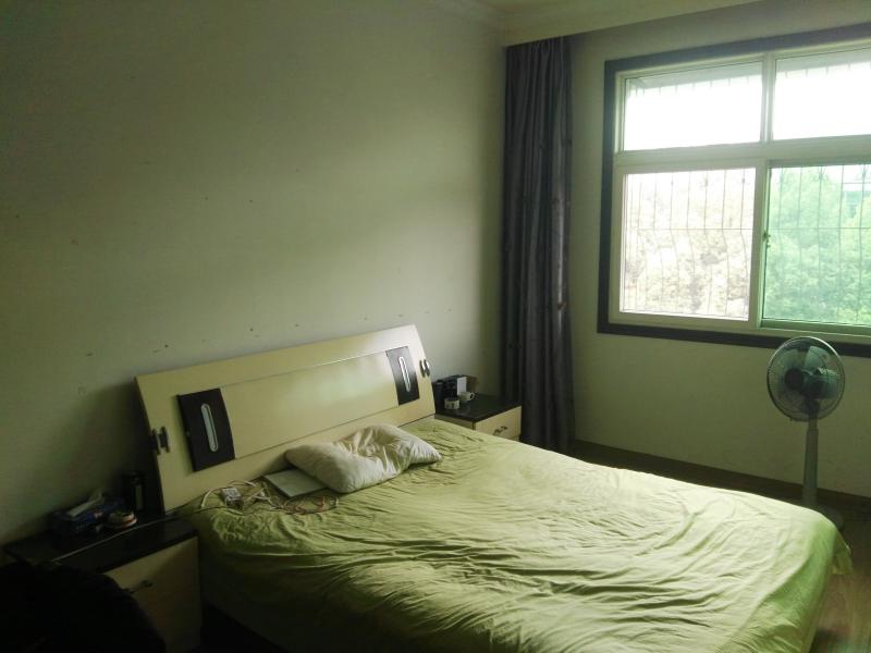  房,商圈 ,好房急售. 看房.一楼带储藏室.