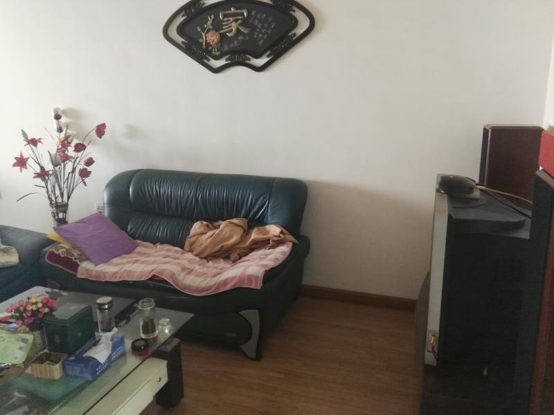  房,商圈 ,好房急售. 看房.一楼带储藏室.