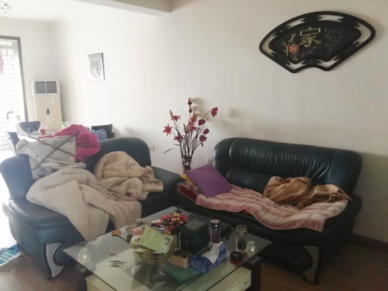  房,商圈 ,好房急售. 看房.一楼带储藏室.