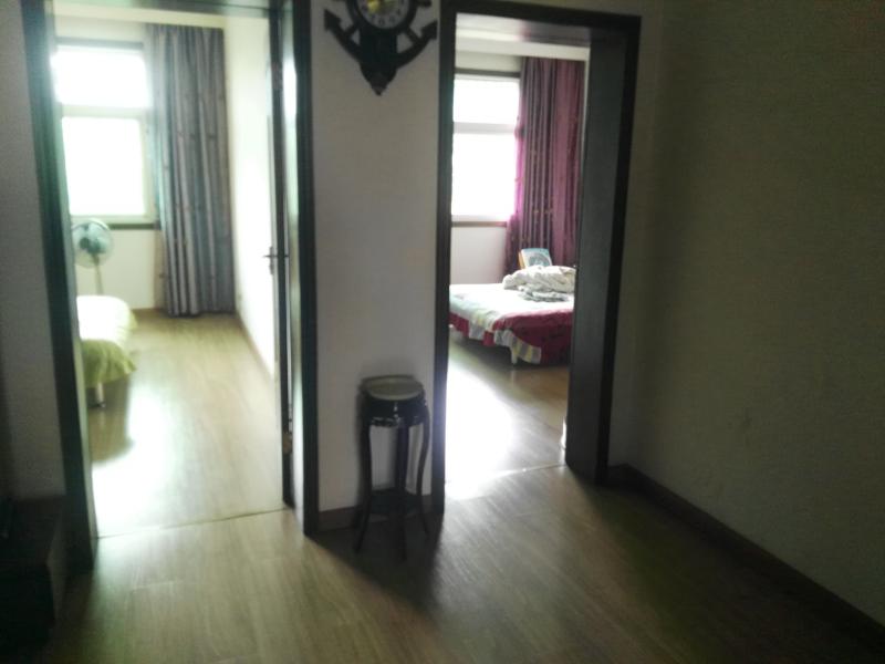  房,商圈 ,好房急售. 看房.一楼带储藏室.